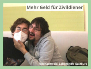 Ein Klient der Lebenshilfe Salzburg umarmt einen Zivildiener.